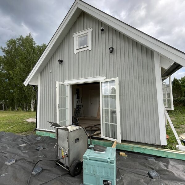 Cleaning the wooden facade with dry ice